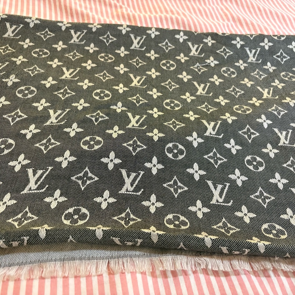 Authentic Louis Vuitton shawl